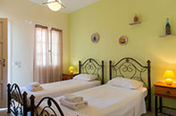 Chambre au rez-de-chaussée avec lits simples