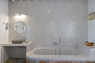 Μπάνιο με μπανιέρα στη deluxe junior suite