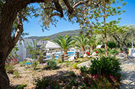 The garden and the pool of Villa Irini in Sifnos