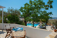 Balcon avec vue sur la piscine à la Villa Irini