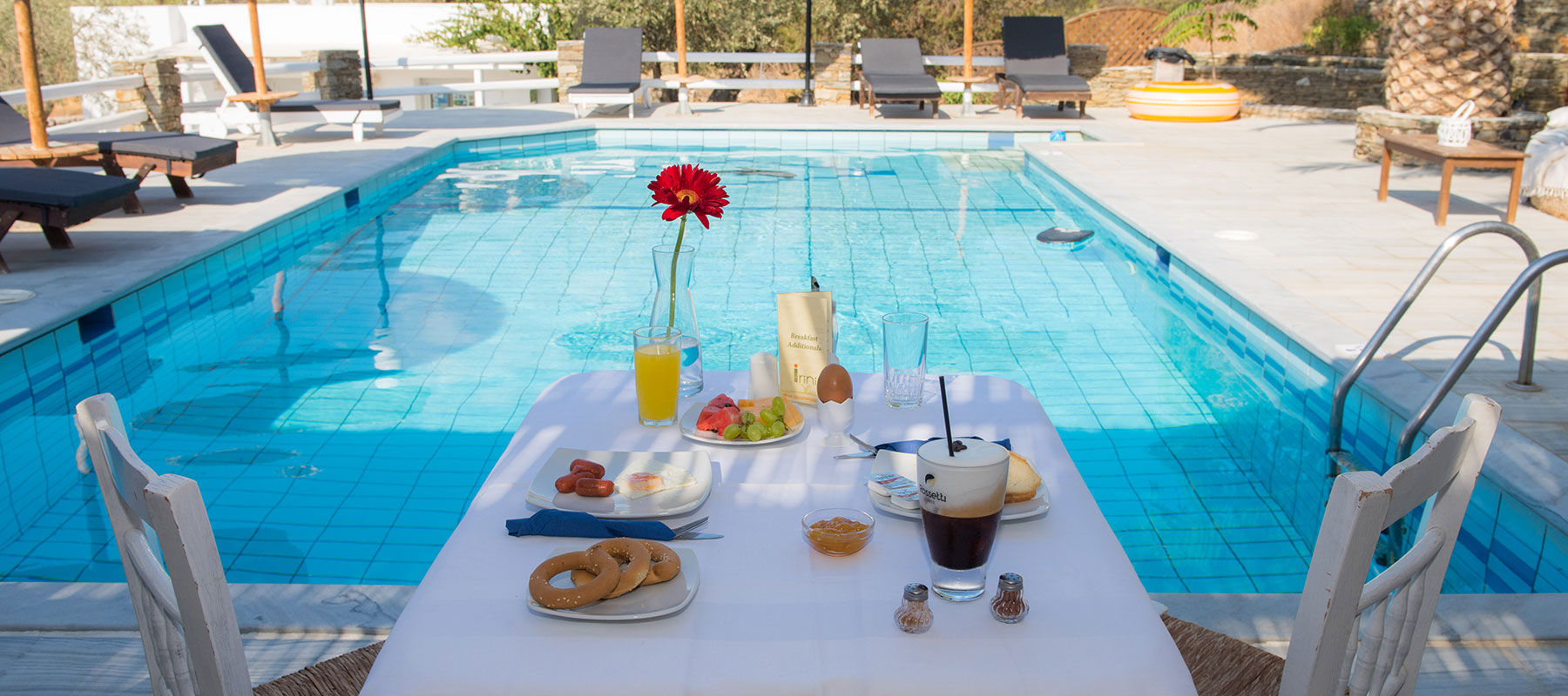 Espace de petit-déjeuner au bord de la piscine de la Villa Irini à Platis Gialos