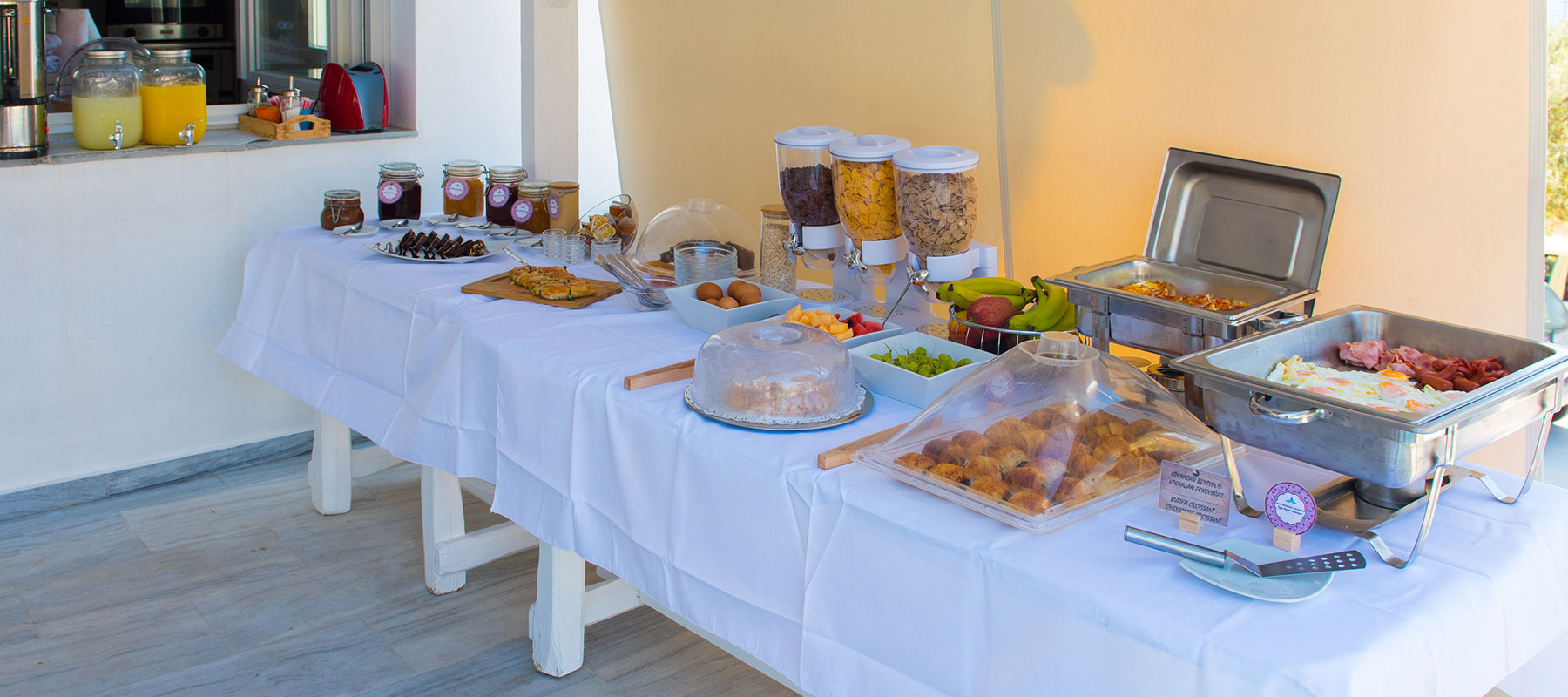 Petit-déjeuner buffet à la Villa Irini à Sifnos