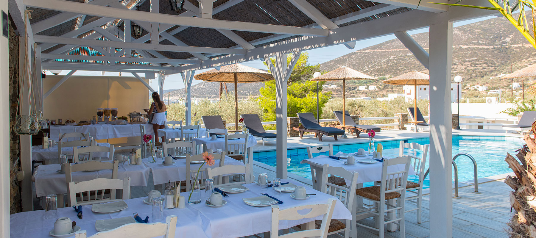 Espace de petit-déjeuner au bord de la piscine de la Villa Irini à Platis Gialos